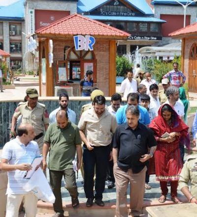 Div Com visits Sangarmall Shopping Complex